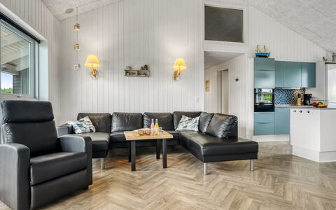 Markku - 400M from the Sea: Indretning, Møbel, Træ, Gulvbelægning, Couch, Loft, Stue, Etage, Hjem, Belysning
