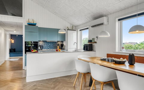 Markku - 400M from the Sea: Indretning, Gulvbelægning, Møbel, Køkken, Countertop, Loft, Træ, Etage, Lysarmatur, Køkken & Spisebord