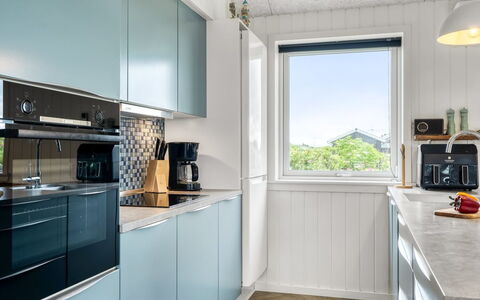 Markku - 400M from the Sea: Køkken Apparat, Køkken, Større Bandage, Countertop, Indretning, Træ, Komfur, Cabinetry, Gulvbelægning, Husholdningsapparat