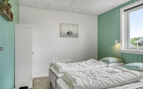 Markku - 400M from the Sea: Soveværelse, Seng, Sengetøj, Træ, Sengetøj, Indretning, Etage, Loft, Gulvbelægning, Bed Frame