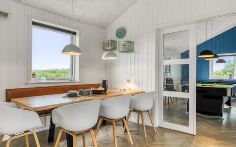 Markku - 400M from the Sea: Indretning, Møbel, Gulvbelægning, Træ, Etage, Loft, Lysarmatur, Køkken & Spisebord, Spisestue, Trægulve