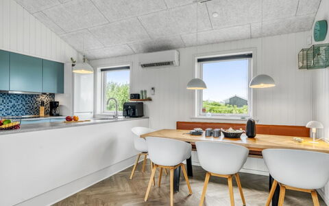 Markku - 400M from the Sea: Gulvbelægning, Træ, Loft, Indretning, Køkken, Etage, Countertop, Lysarmatur, Møbel, Belysning