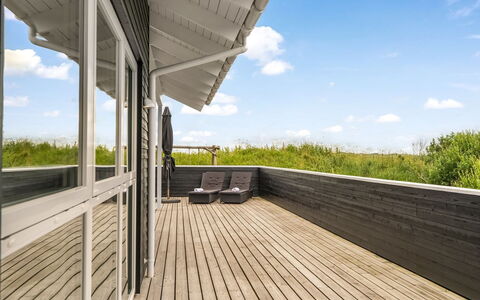 Markku - 400M from the Sea: Træ, Trægulve, Arkitektur, Hårdttræ, Veranda, Planke, Dæk, Kompositmateriale, Boardwalk, Bejdse