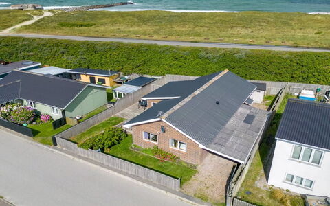 Heming - 100M from the Sea: Græs, Hus, Tag, Hjem, Sommerhus, Busk, Land Lot, Landdistrikt, Stuehus, Bunddække