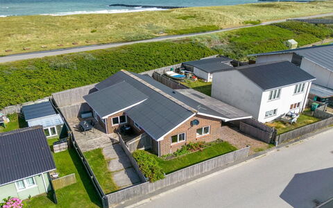 Heming - 100M from the Sea: Græs, Hus, Tag, Hjem, Sommerhus, Busk, Land Lot, Landdistrikt, Stuehus, Bunddække