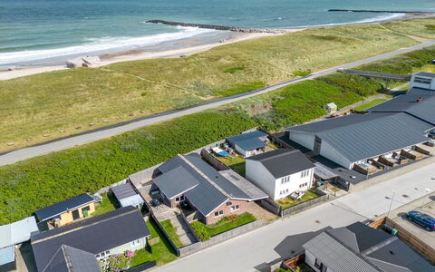 Heming - 100M from the Sea: Græs, Hus, Tag, Hjem, Sommerhus, Busk, Land Lot, Landdistrikt, Stuehus, Bunddække