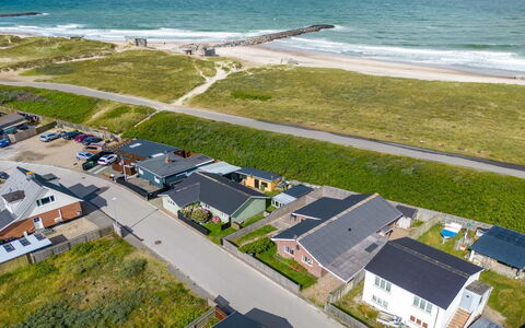 Heming - 100M from the Sea: Græs, Hus, Tag, Hjem, Sommerhus, Busk, Land Lot, Landdistrikt, Stuehus, Bunddække