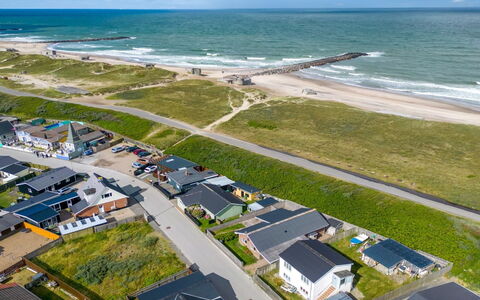 Heming - 100M from the Sea: Græs, Hus, Tag, Hjem, Sommerhus, Busk, Land Lot, Landdistrikt, Stuehus, Bunddække