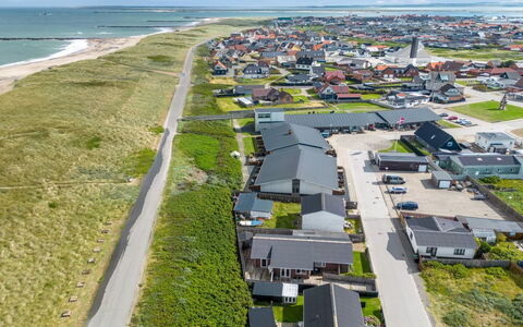 Heming - 100M from the Sea: Græs, Hus, Tag, Hjem, Sommerhus, Busk, Land Lot, Landdistrikt, Stuehus, Bunddække