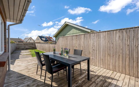 Heming - 100M from the Sea: Græs, Hus, Tag, Hjem, Sommerhus, Busk, Land Lot, Landdistrikt, Stuehus, Bunddække