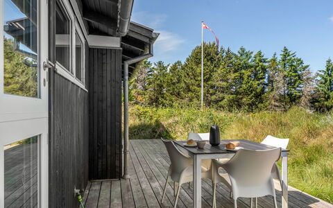 Resi - 400M from the Sea: Træ, Land Lot, Hårdttræ, Planke, Veranda, Dæk, Sommerhus, Stol, Skygge, Bejdse
