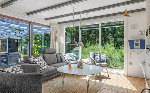 Resi - 400M from the Sea: Møbel, Couch, Indretning, Bord, Stol, Hjem, Stue, Kaffebord, Lejlighed