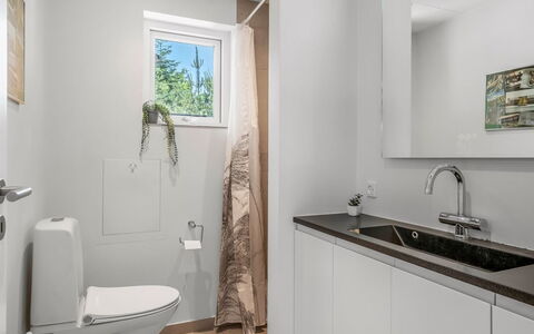 Resi - 400M from the Sea: Gulvbelægning, Væg, Indretning, Sanitærarmatur, Etage, Håndvask, Badeværelse, Tap, Badeværelsesskab, Værelse