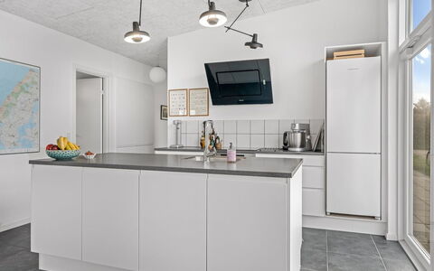 Pontus - 400M from the Sea: Køkken, Køkken Apparat, Countertop, Indretning, Større Bandage, Gulvbelægning, Cabinetry, Lysarmatur, Loft, Møbel