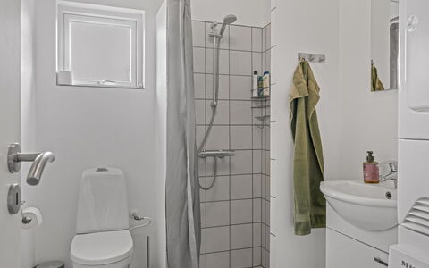 Pontus - 400M from the Sea: Toiletbræt, Sanitærarmatur, Toilet, Gulvbelægning, Badeværelse, Etage, Indretning, Håndvask, Vvs, Værelse