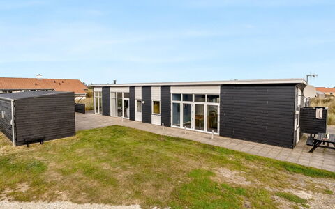 Pontus - 400M from the Sea: Græs, Hus, Tag, Hjem, Sommerhus, Busk, Land Lot, Landdistrikt, Stuehus, Bunddække