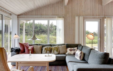 Annemia - 200M from the Sea: Træ, Møbel, Indretning, Gulvbelægning, Etage, Hjem, Stue, Couch, Trægulve