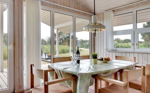 Annemia - 200M from the Sea: Møbel, Gulvbelægning, Indretning, Etage, Træ, Spisestue, Køkken & Spisebord, Loft, Stol, Bord