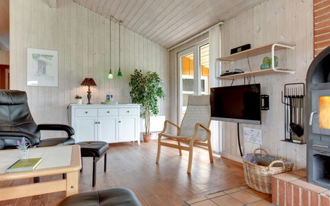 Annemia - 200M from the Sea: Møbel, Træ, Indretning, Gulvbelægning, Loft, Stue, Etage, Couch, Værelse, Stol