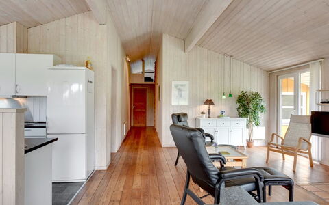 Annemia - 200M from the Sea: Gulvbelægning, Træ, Indretning, Loft, Etage, Møbel, Trægulve, Værelse, Hjem, Stue