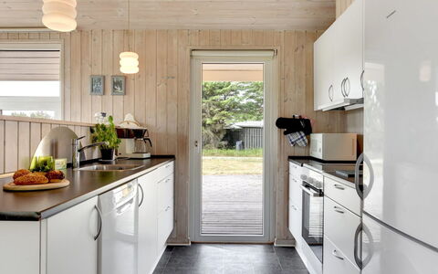 Annemia - 200M from the Sea: Køkken, Køkken Apparat, Countertop, Træ, Gulvbelægning, Møbel, Indretning, Større Bandage, Etage, Husholdningsapparat
