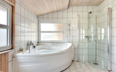 Annemia - 200M from the Sea: Gulvbelægning, Sanitærarmatur, Indretning, Etage, Badeværelse, Loft, Vvs, Tap, Badekar, Værelse