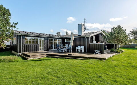 Vivina - 250M from the Sea: Træ, Tag, Arkitektur, Hjem, Hus, Sommerhus, Sidespor, Hårdttræ, Hældning, Estate