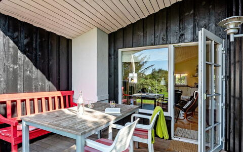 Vivina - 250M from the Sea: Træ, Tag, Arkitektur, Hjem, Hus, Sommerhus, Sidespor, Hårdttræ, Hældning, Estate