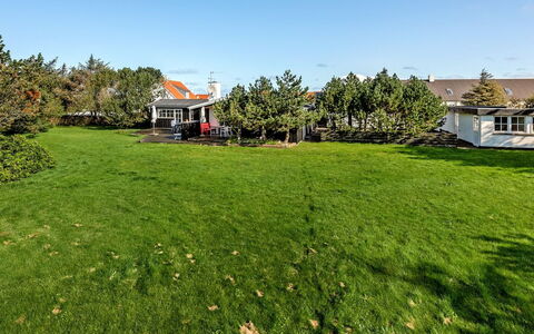 Vivina - 250M from the Sea: Træ, Tag, Arkitektur, Hjem, Hus, Sommerhus, Sidespor, Hårdttræ, Hældning, Estate