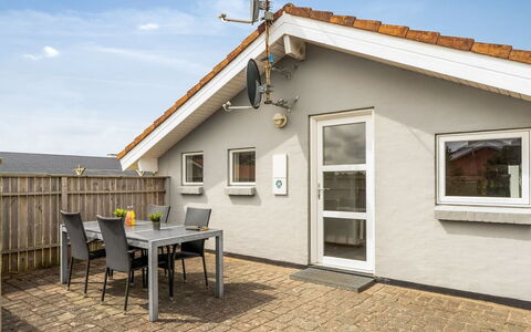 Luzy - 600M from the Sea: Blå, Sommerhus, Hus, Hjem, Stuehus, Estate, Sidespor