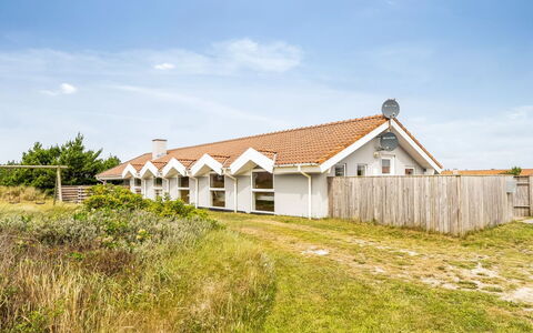 Luzy - 600M from the Sea: Blå, Sommerhus, Hus, Hjem, Stuehus, Estate, Sidespor
