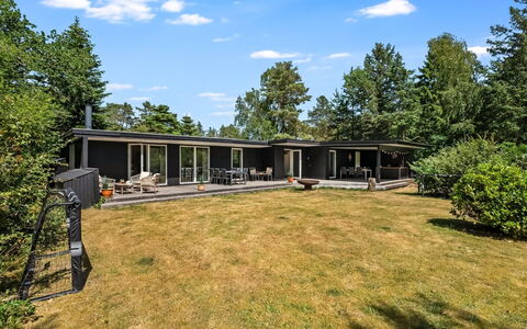 Fot - 7Km from the Sea: Græs, Hjem, Busk, Land Lot, Boligområde, Estate, Bunddække, Sommerhus, Have, Lawn