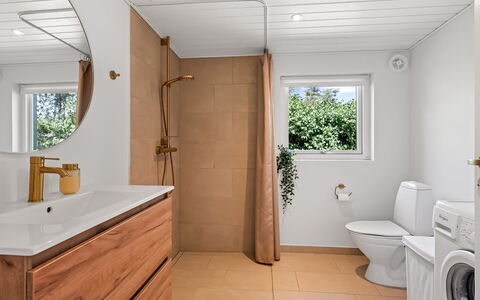 Fot - 7Km from the Sea: Gulvbelægning, Etage, Sanitærarmatur, Træ, Indretning, Badeværelsesskab, Håndvask, Badeværelse, Vvs, Tap