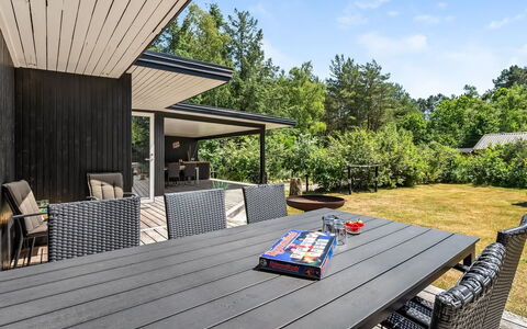 Fot - 7Km from the Sea: Møbel, Skygge, Udendørs Møbler, Veranda, Udendørs Bord, Stol, Have, Landscaping, Hårdttræ, Dæk