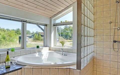 Felizia - 2.5Km from the Sea: Gulvbelægning, Træ, Indretning, Loft, Sanitærarmatur, Etage, Vvs, Kompositmateriale, Værelse, Badeværelse