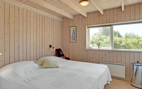 Felizia - 2.5Km from the Sea: Væg, Træ, Soveværelse, Gulvbelægning, Indretning, Loft, Etage, Seng, Trægulve, Sengetøj