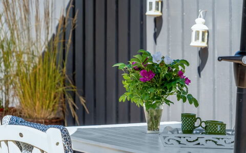 Felizia - 2.5Km from the Sea: Blomsterkrukke, Stueplante, Have, Blomsterhandlere, Vase, Udendørs Møbler, Stol, Maling, Floral Design