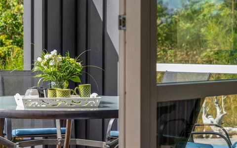 Felizia - 2.5Km from the Sea: Hvid, Nummer