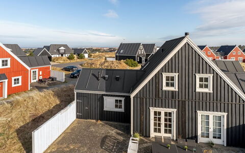 Stine - 1Km from the Sea: Hjem, Boligområde, Hus, Sommerhus, Tag, Land Lot, Sidespor, Have, Estate, Lawn
