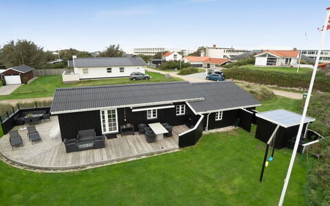 Wiebke - 200M from the Sea: Hjem, Sommerhus, Veranda, Hårdttræ, Sidespor, Dæk, Skygge, Planke, Estate, Garden Bygninger