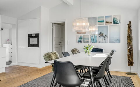 Wiebke - 200M from the Sea: Træ, Gulvbelægning, Indretning, Etage, Møbel, Trægulve, Værelse, Loft, Bejdse, Hårdttræ