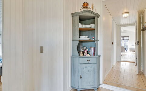 Wiebke - 200M from the Sea: Træ, Gulvbelægning, Indretning, Etage, Møbel, Trægulve, Værelse, Loft, Bejdse, Hårdttræ