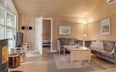 Hilke - 850M from the Sea: Træ, Gulvbelægning, Indretning, Etage, Møbel, Loft, Hjem, Værelse, Trægulve, Stue