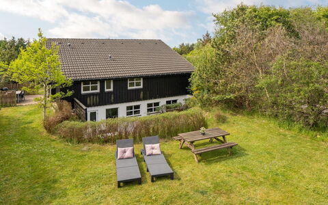 Pelle - 800M from the Sea: Svømmepøl, Udendørs Møbler, Møbel, Udvej, Flise, Eco Hotel, Skygge, Stol, Fritid, Estate