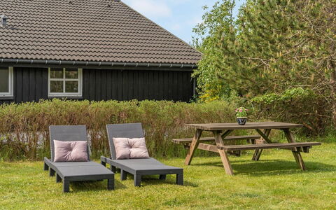 Pelle - 800M from the Sea: Svømmepøl, Udendørs Møbler, Møbel, Udvej, Flise, Eco Hotel, Skygge, Stol, Fritid, Estate
