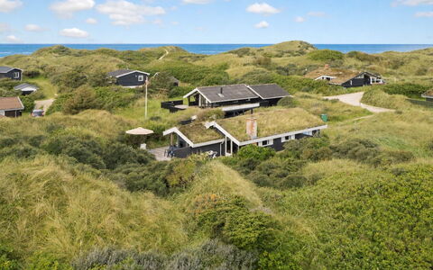 Madita - 310M from the Sea: Arkitektur, Tag, Hjem, Kompositmateriale, Dagslys, Sidespor, Indkørsel