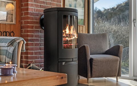 Madita - 310M from the Sea: Møbel, Hårdttræ, Stue, Hearth, Bejdse, Trægulve, Stol, Design, Stueplante, Brændeovn