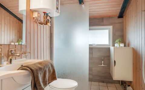 Madita - 310M from the Sea: Sanitærarmatur, Træ, Gulvbelægning, Håndvask, Etage, Indretning, Badeværelse, Loft, Badeværelsesvask, Tap