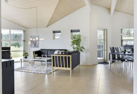 Tessie - 1.2Km from the Sea: Møbel, Indretning, Gulvbelægning, Etage, Træ, Loft, Stol, Stue, Bord, Trægulve