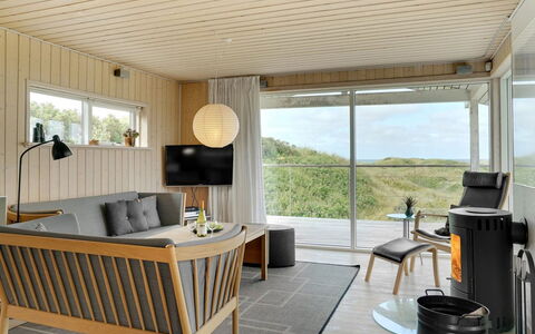 Josten - 500M from the Sea: Møbel, Indretning, Træ, Gulvbelægning, Loft, Etage, Belysning, Bord, Stol, Stue
